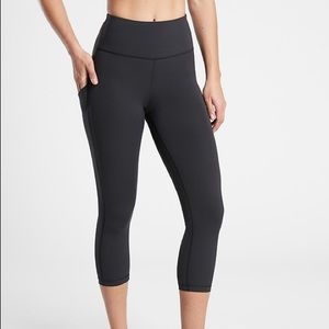 NWT ATHLETA ULTIMATE STASH POCKET CAPRI Small